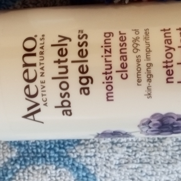 Discontinued Absolutely Ageless Moisturizing Cleanser - Picture 2 of 4